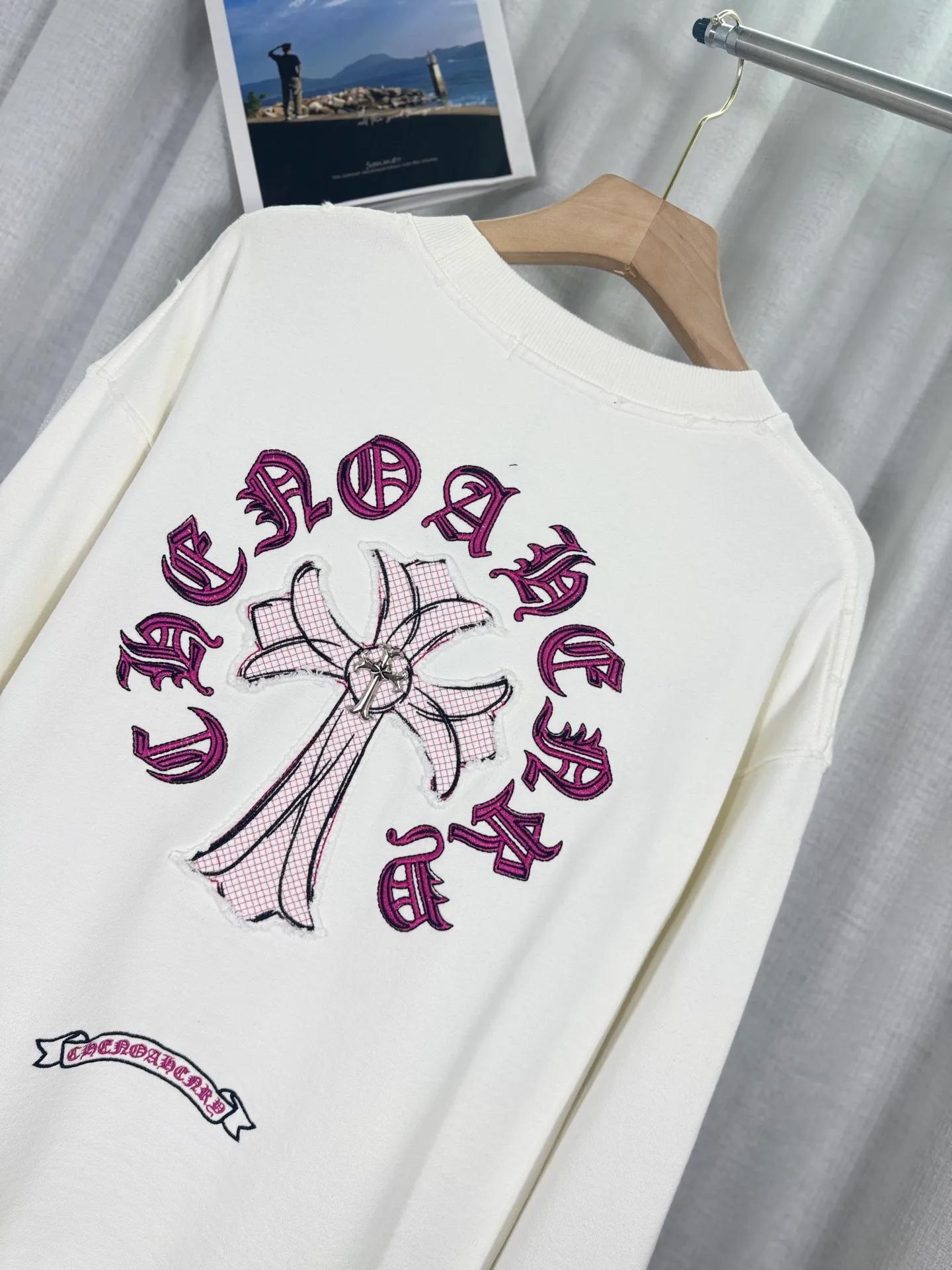 P260 top version, real shot without P, ​​different from market currency) 𝗖𝗵𝗿𝗼𝗺𝗲 𝗛𝗲𝗮𝗿𝘁𝘀/Cro Heart 2025 denim patch embroidery autumn and winter new original single counter American laser burnt 3D three-dimensional color embroidery couple casual sweatshirt 👑The highest version! Customized fabric 430g tripe terry fabric! American acid washed distressed original denim with burnt flowers ✟appliqué embroidery and exquisite embroidery of letters! The best-selling model in the counter, very comfortable to wear. Accessories: original molded and authenticated collar label➕100% silk wash label. Genuine purchase-grade original hangtag➕matching hanging rope➕3D hanging beads➕original packaging bag. Craftsmanship: The original version has consistent wiring! The highest version of the armhole matching technique! Color: White Black Size: S M L XL Style No.: 9330